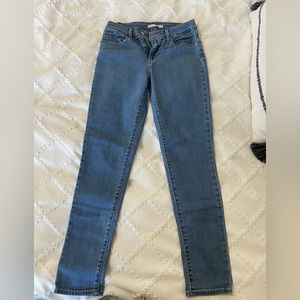 Levi’s 721 High Rise Skinny Jean. Size 28 L28